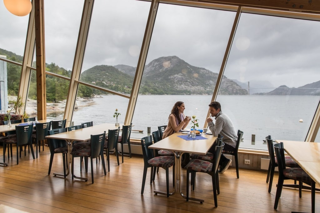 Couple eating while on a Lysefjord tour