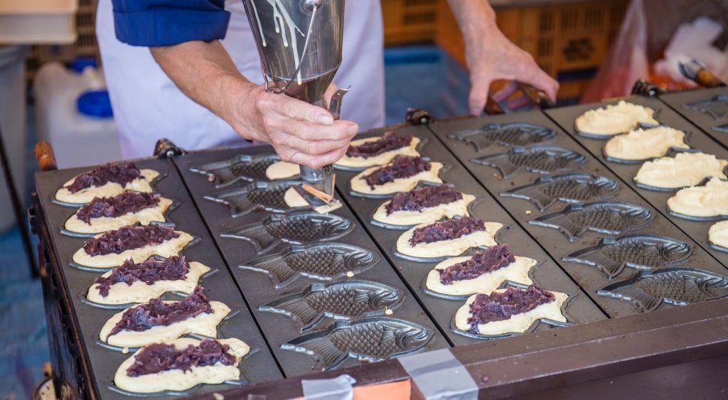 Man filling red bean on taiyaki