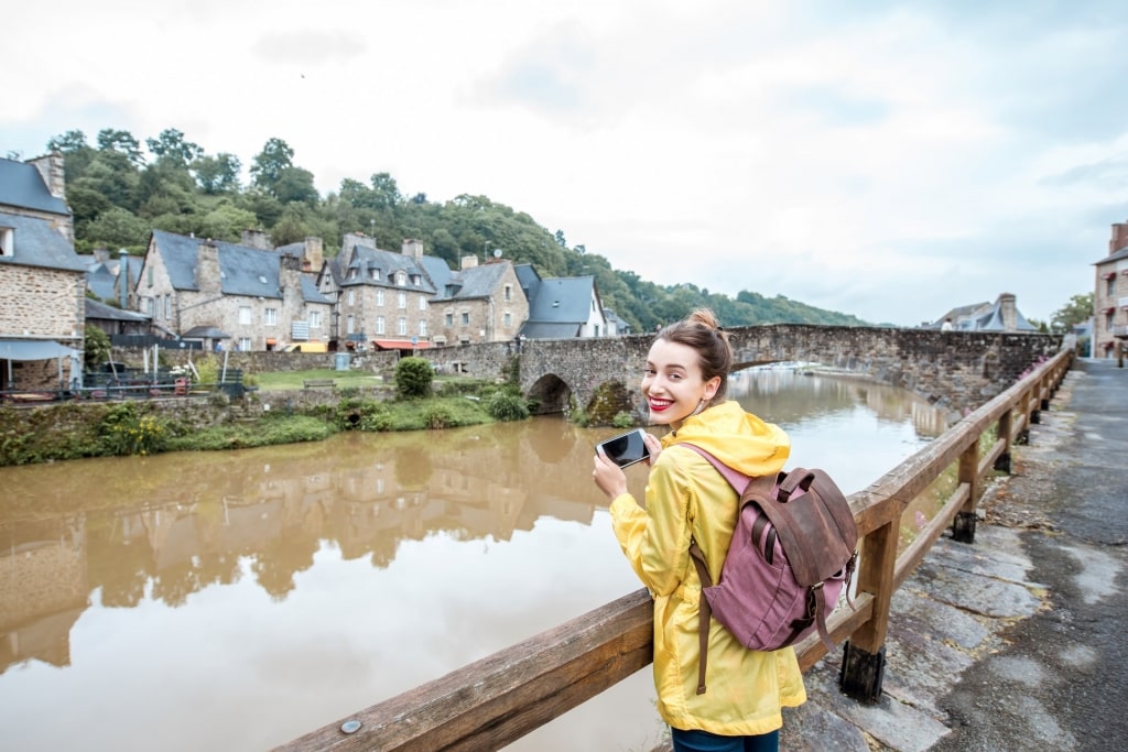 vrouw met een gele regenjas in Mediterranean town