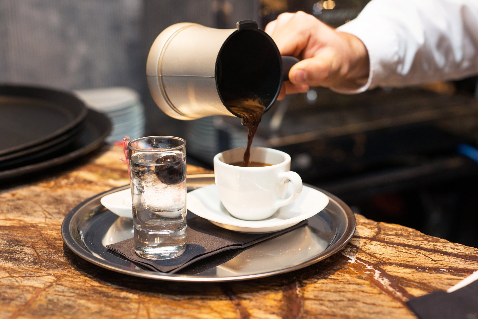 Почему турки пьют. Подача кофе в кофейне. Кофе по турецки. Кофе по турецки подача. Эспрессо с водой.