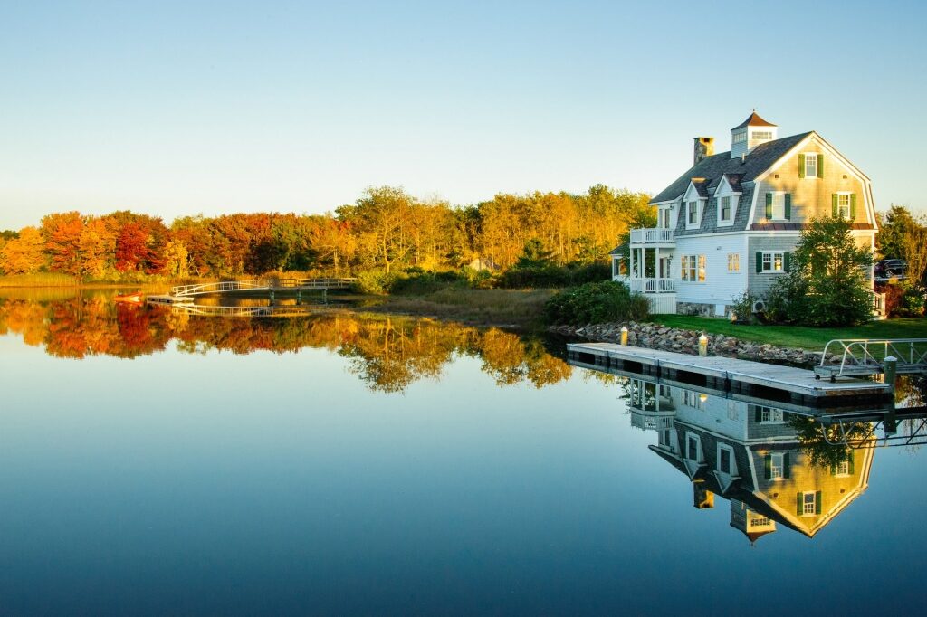 Beautiful house and fall foliage in Kennebunkport