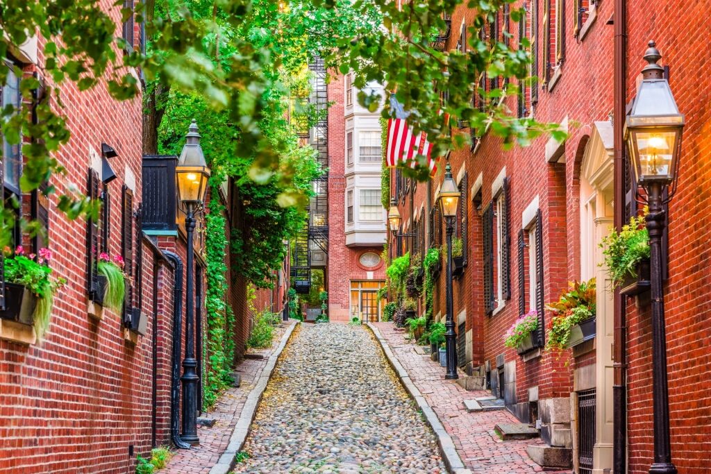 Cobbled streets and red brick buildings of Acorn Street
