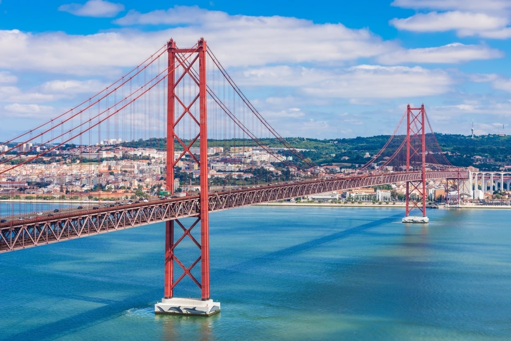 Popular bridge of 25 de Abril 