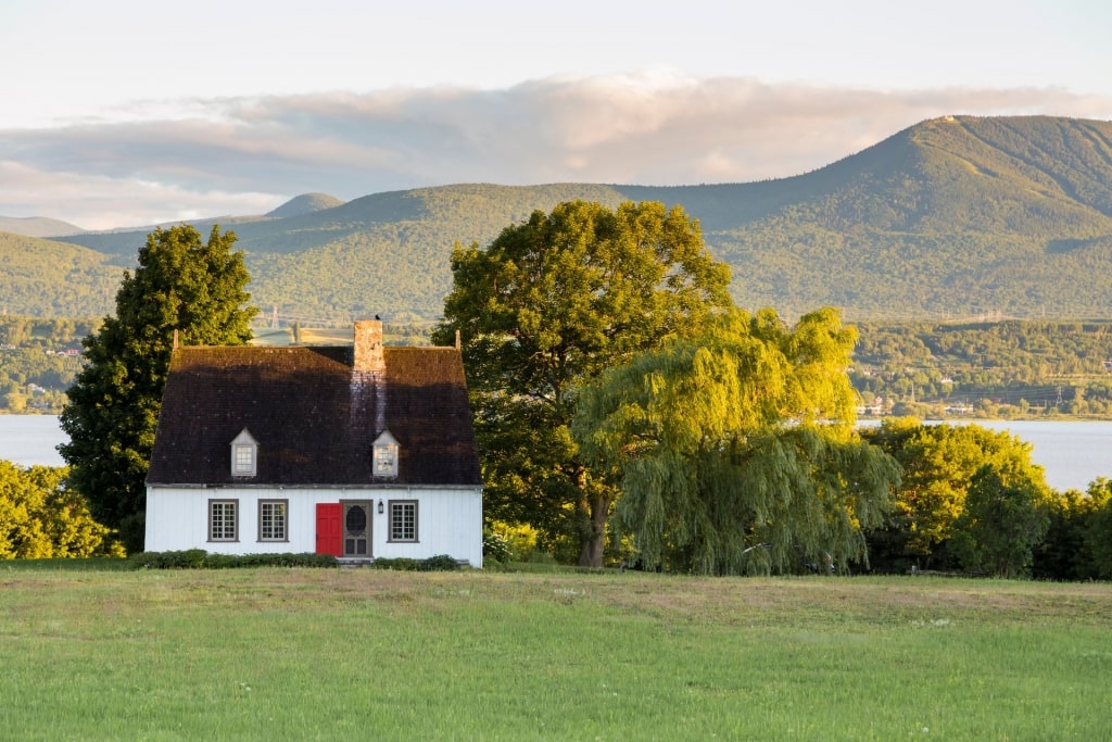 House in Île d'Orléans with view of the river and mountain