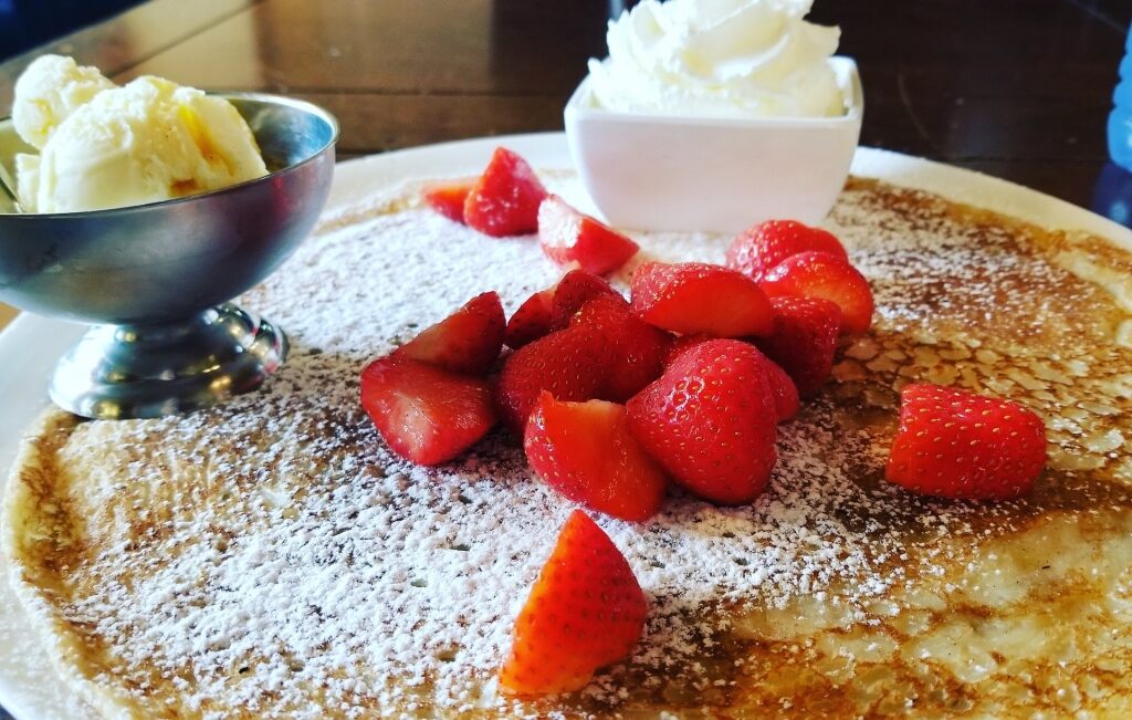 Dutch pancakes with strawberries