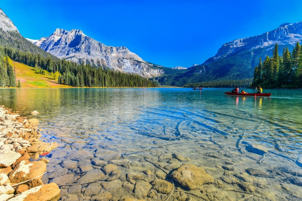 People kayaking in Emerald Lake of Yoho National Park