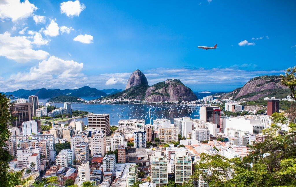 Горизонт Рио-де-Жанейро с горой Корковадо