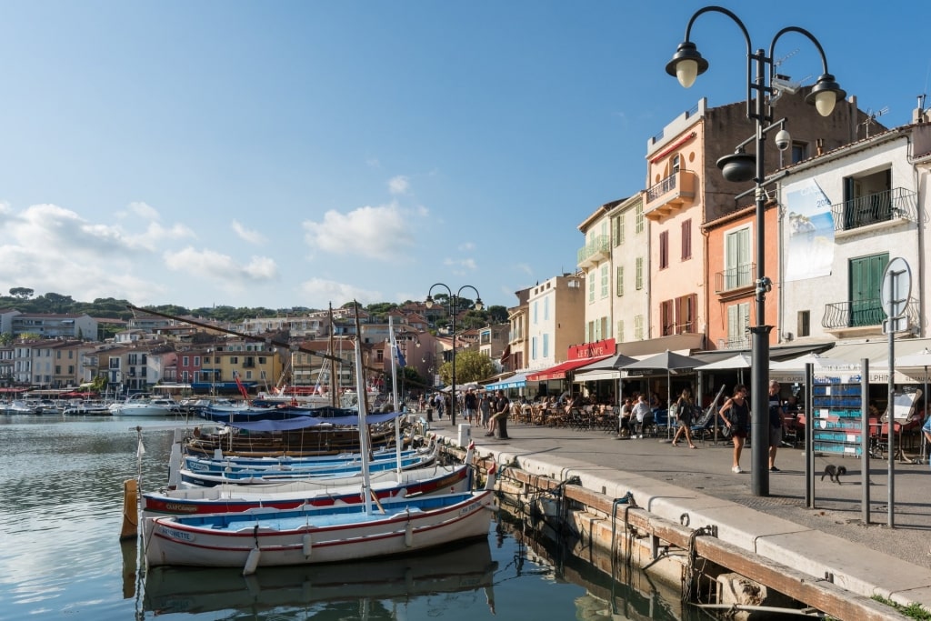 färgglada hamnen i Cassis