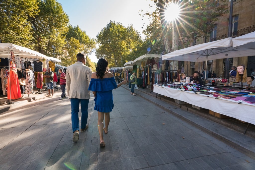 Casal caminhando ao longo do Cours Mirabeau, Provence