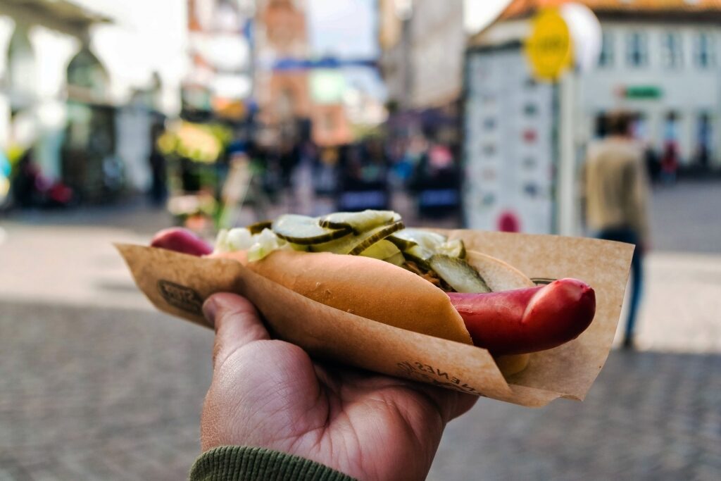 Person holding hotdog at the Aarhus Street Food Market
