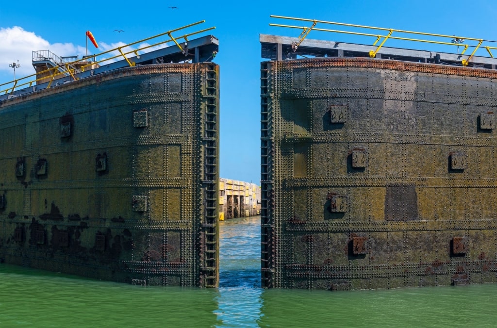 Front-view of the Miraflores lock