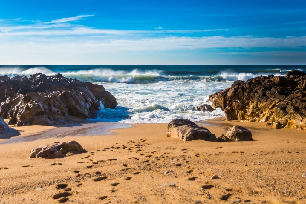 Waves crashing onto the shores of Praia dos Ingleses 