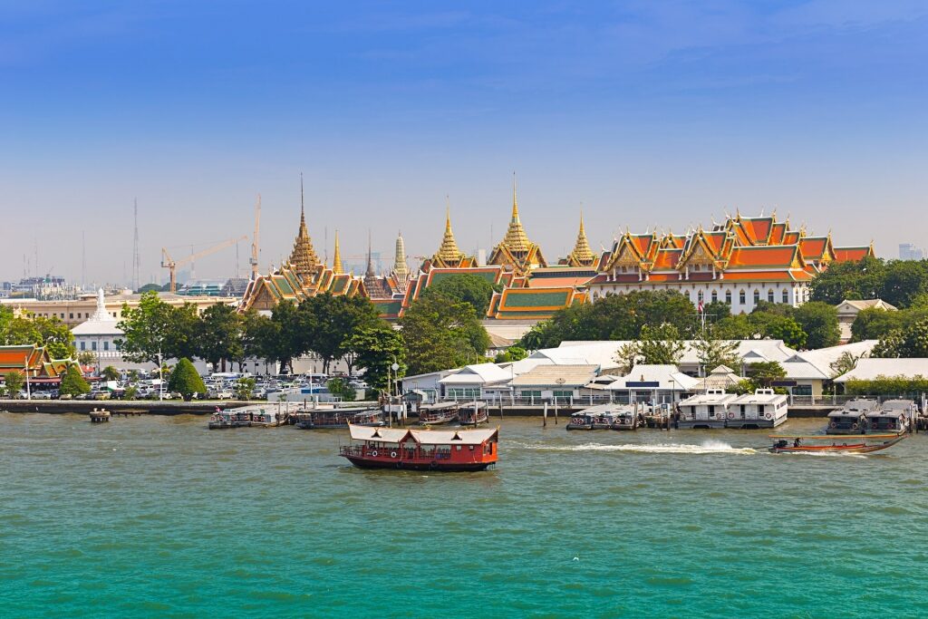 Chao Praya river cruise with Grand Palace view