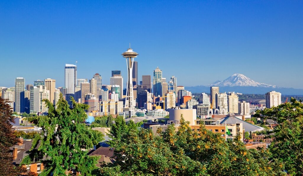 Beautiful skyline of Seattle with Mt Rainier