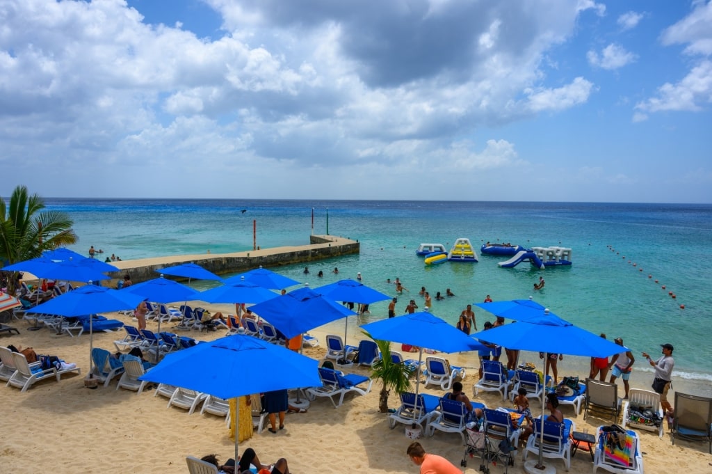 People relaxing on Playa Las Rocas