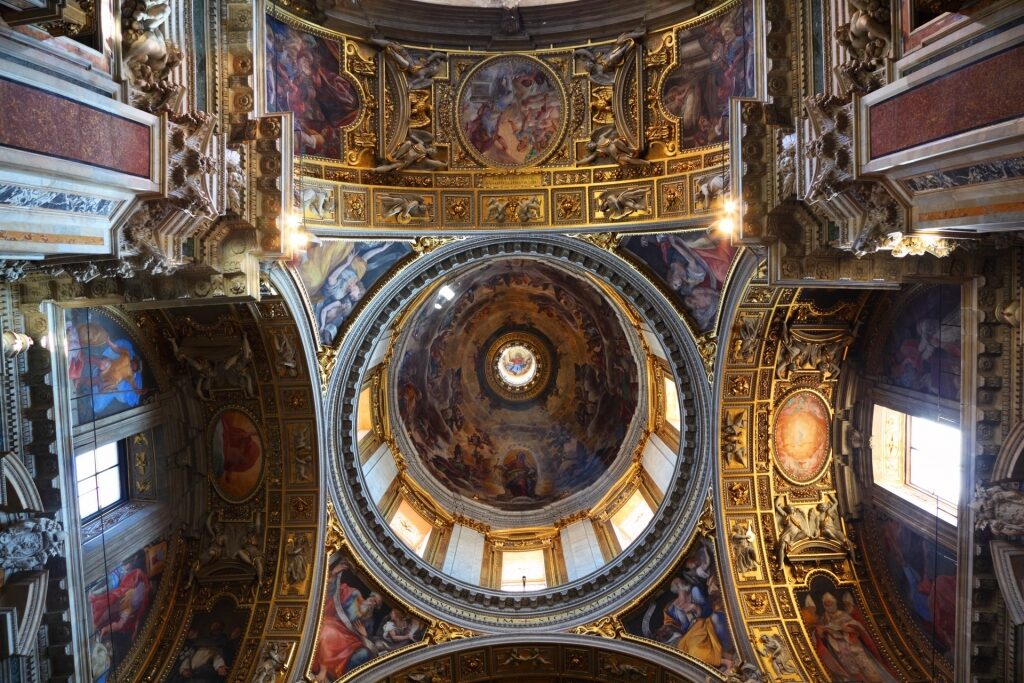 Striking interior of Santa Maria Maggiore Basilica