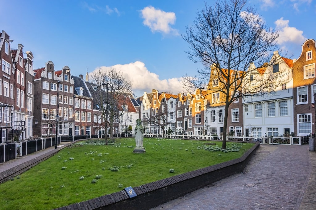 Beautiful buildings in Begijnhof Courtyard