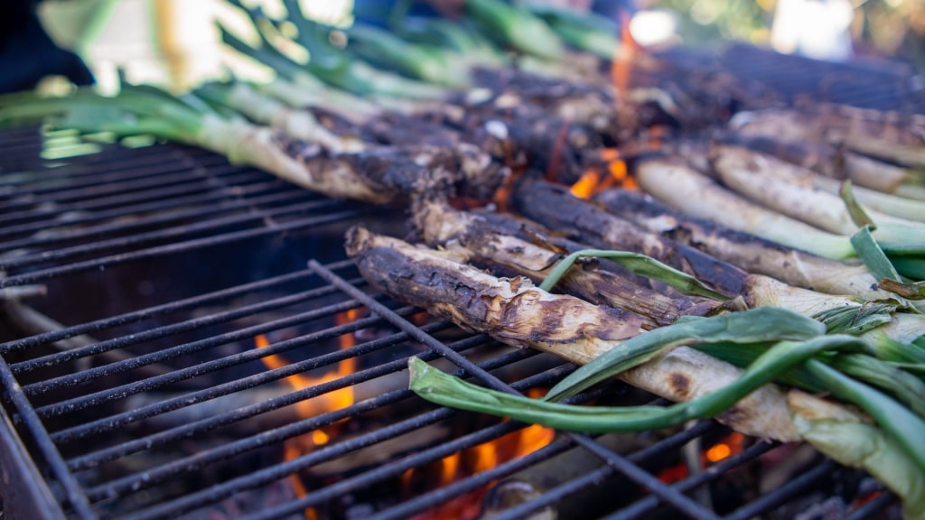 Calçots on a grill