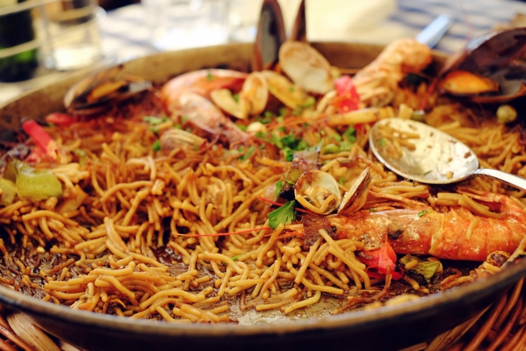 Platter of Fideuà with seafood