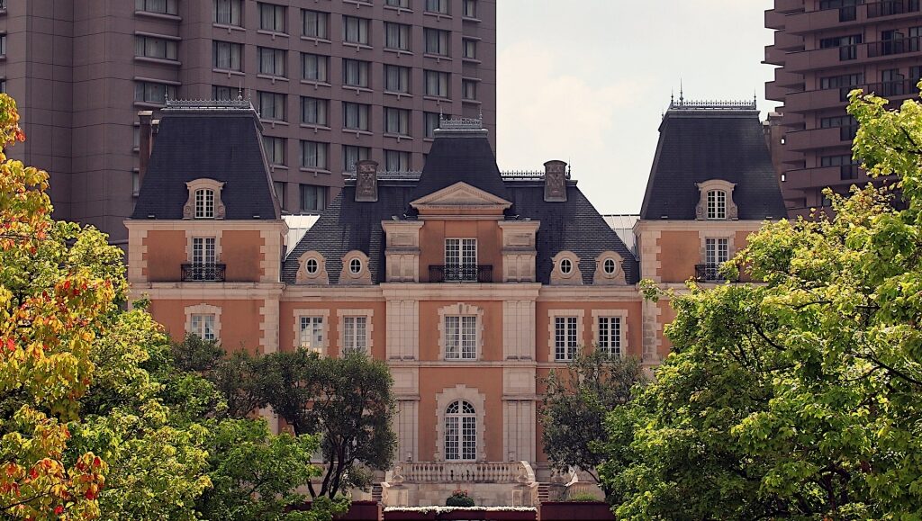 Joël Robuchon Restaurant with a replica of chateau