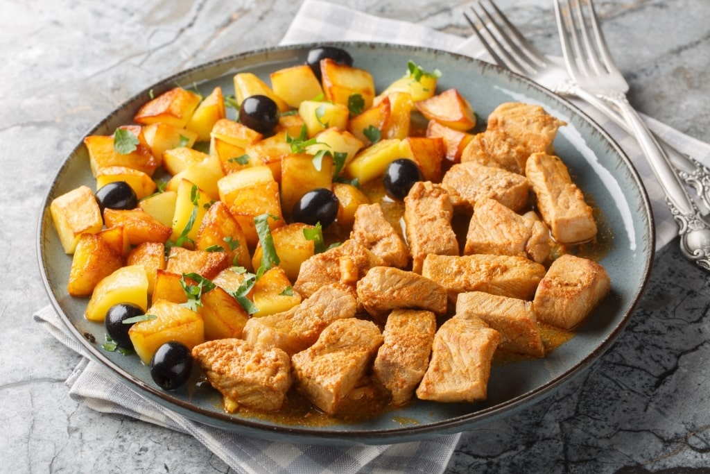 Plate of savory rojões à moda do Minho