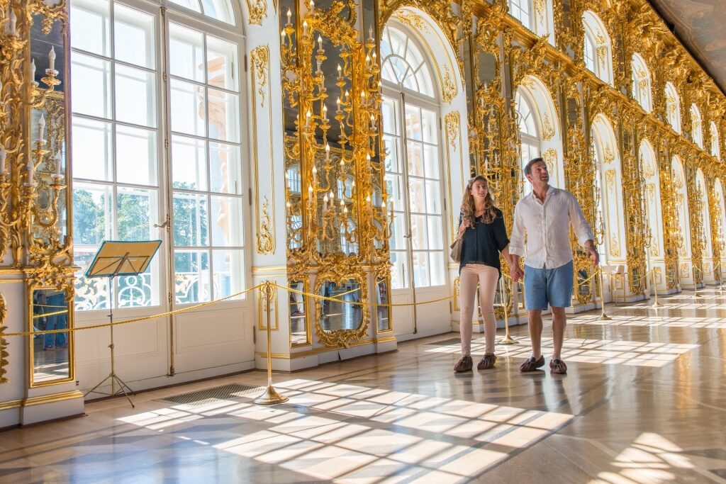 Couple wandering inside the Catherine Palace
