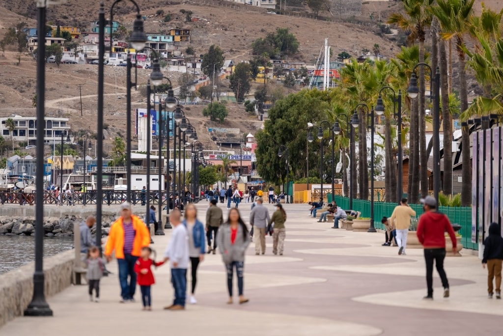 People walking along the Malecón