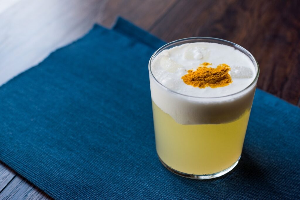 Drink pisco sour, one of the best things to do in Valparaiso