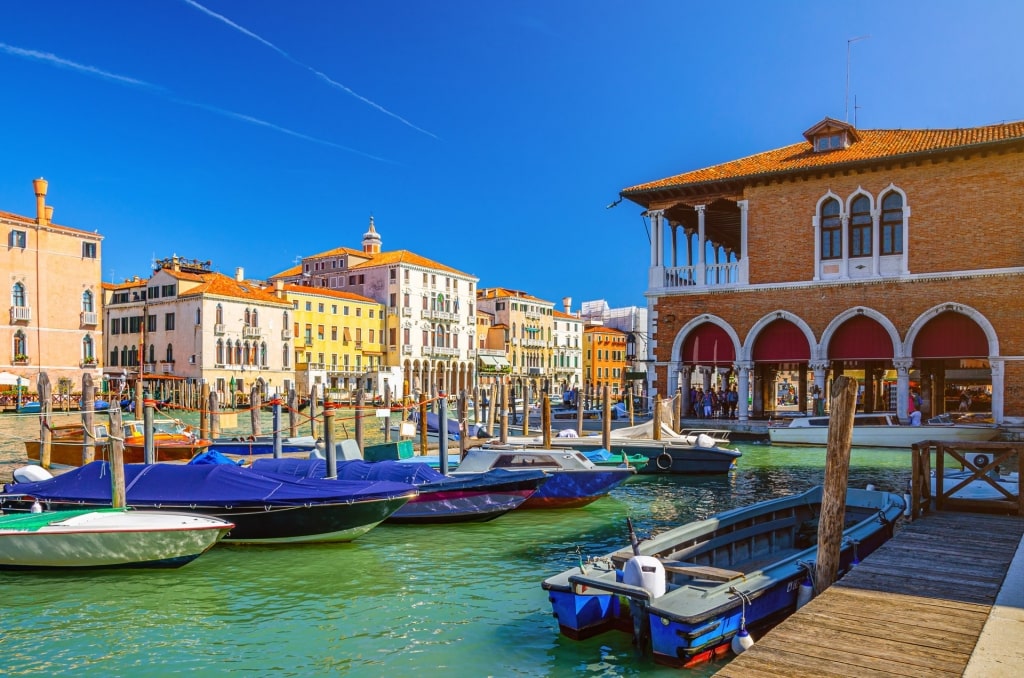 View of Mercato di Rialto with boats in the canal