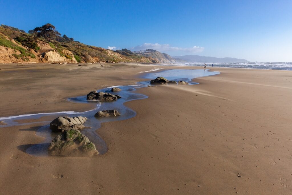 Long stretch of brown sands of Fort Funston Beach