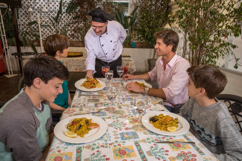 Family eating paella