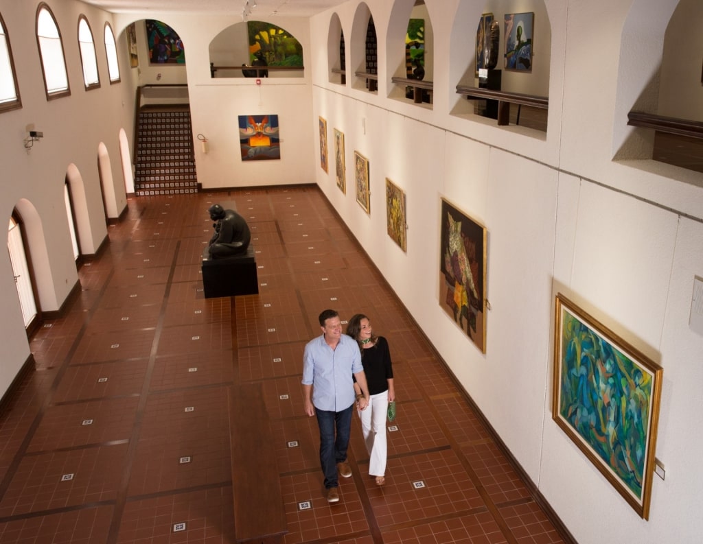 Couple exploring the Ralli Museum