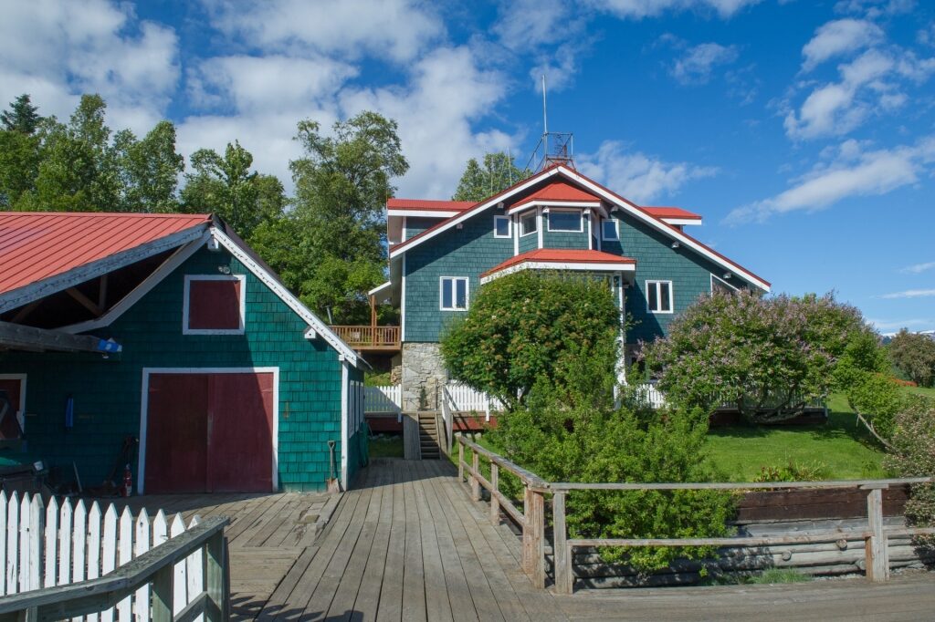 Boardwalk with houses in Halibut Cove