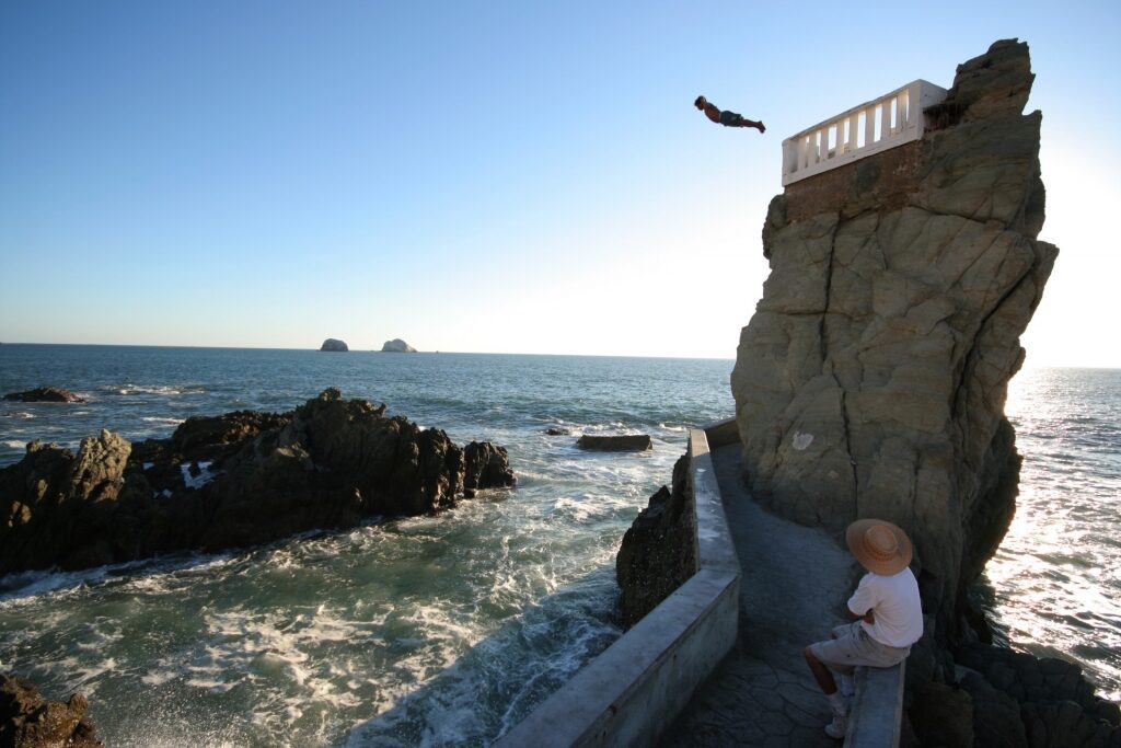 Man cliff diving from El Clavadista 