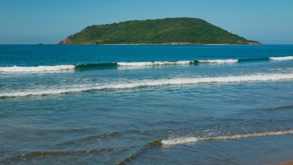 Calm waves of Isla Pajaros (Bird Island)