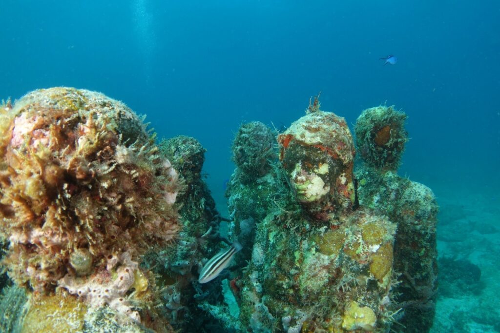 Beautiful underwater statues in Museo Subacuático de Arte (MUSA), Cancún, México