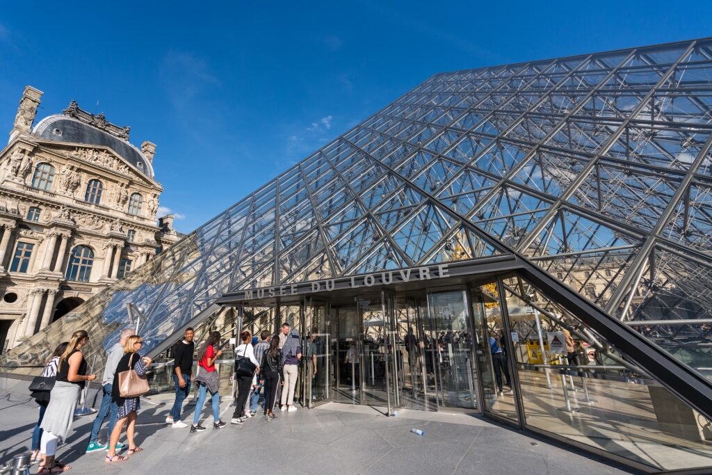 People going inside the Louvre