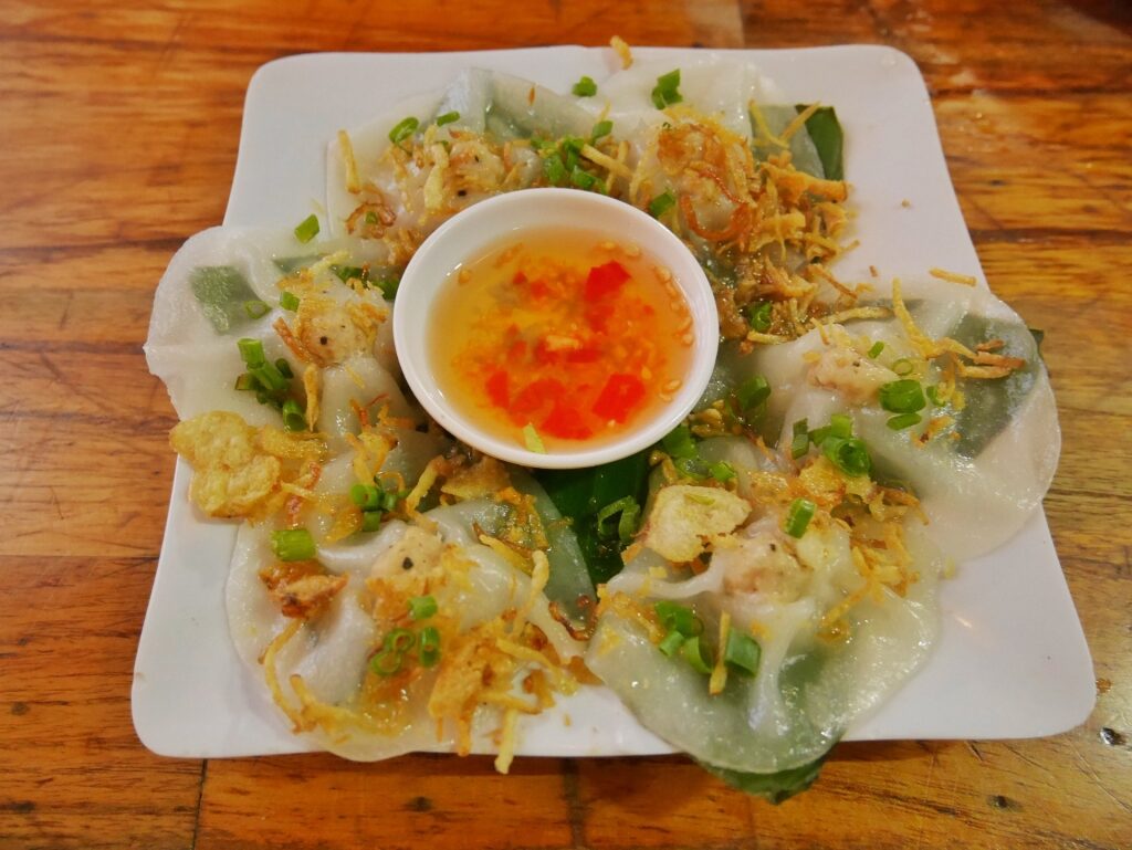 Banh bao vac plated as a flower