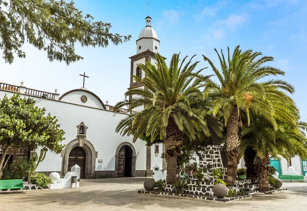 View of a church in Plaza de las Palmas, San Ginés