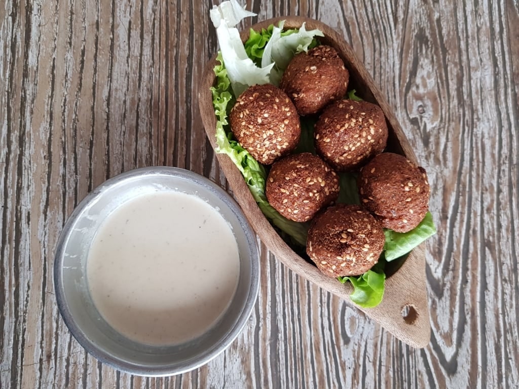 Plate of Ta’meya with dip