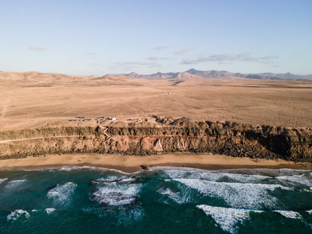 Large waves in Playa del Aguila with cliff view