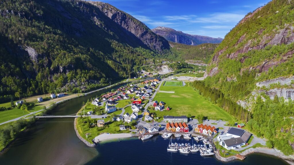 Small village of Modalen with view of the mountains