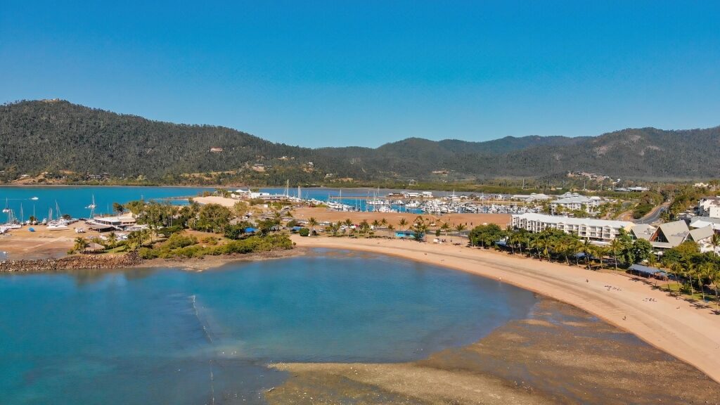 Sandy waterfront of Airlie Beach