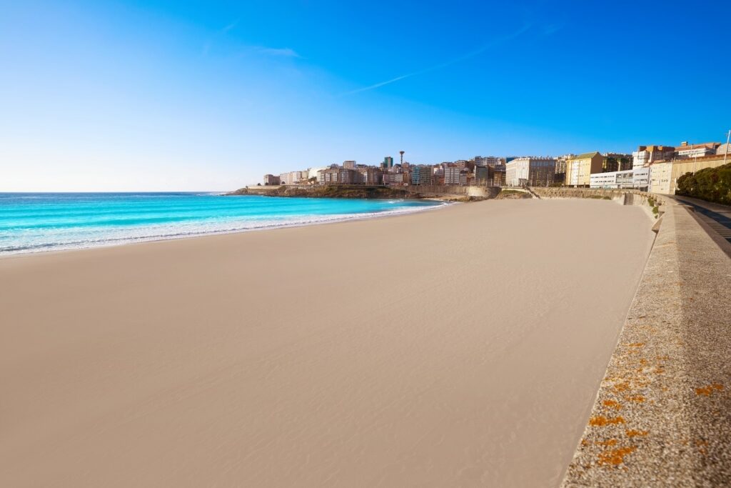 Long stretch of sand of Playa de Riazor, La Coruña