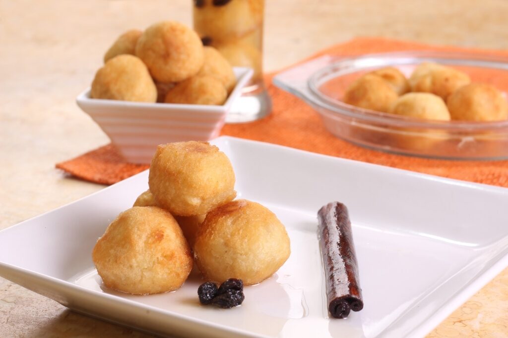 Plate of tasty buñuelos de yuca