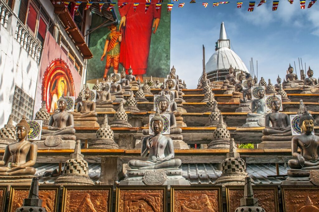 Buddha statues in Gangaramaya Temple