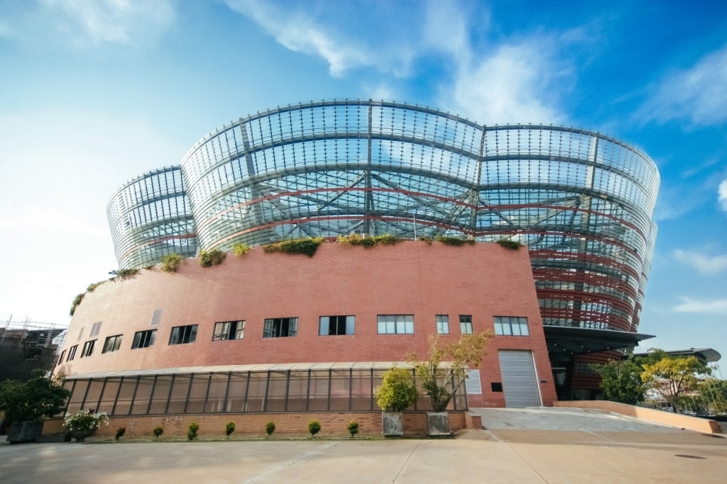 Lotus-like architecture of Nelum Pokuna Mahinda Rajapaksa Theater