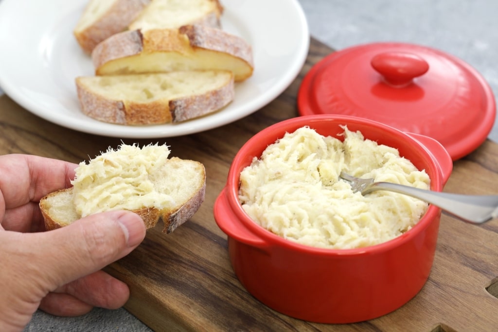 Close-up of bakalar na bijelo on a toast