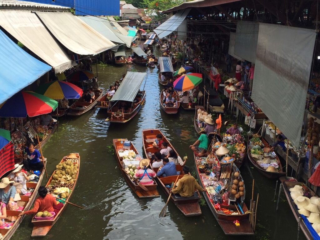 Damnoen Saduak Floating Market, one of the best markets in Bangkok