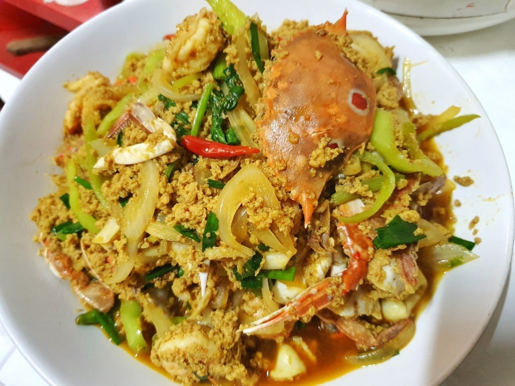 Plate of savory Pu pad pong karee